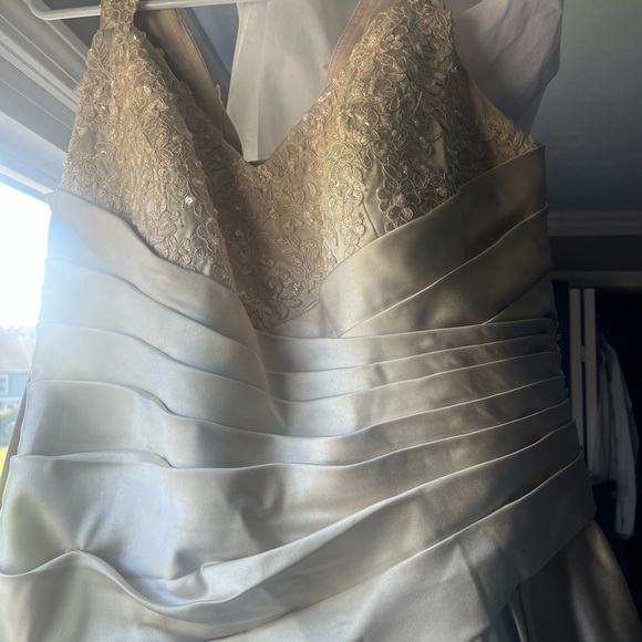 Ivory wedding dress. - Picture 5 of 8